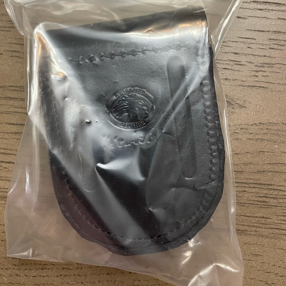 Stallion Leather handcuff case NWT
ASP Tactical Hinged Handcuff Holder [HASP] - Picture 3 of 6